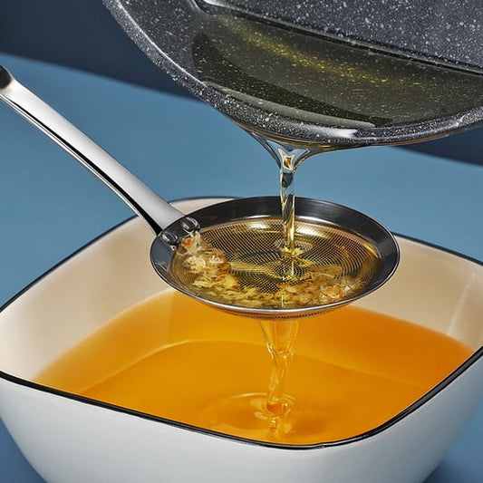 🍳 50% RABATT! 🥣 Edelstahl-Ölschöpfer mit Aufhängehaken – Feinmaschig, abtrennend & vielseitig – Ideal für Suppen, Frittierfett & Rückstände 🔥