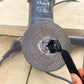 🔧 KAUFEN 1 ERHALTEN 2! ✨ Vierklauenschlüssel für Winkelschleifer - Rutschfeste Konstruktion mit Schutzpolstern für Sichere Plattenentfernung 🛠️🔒