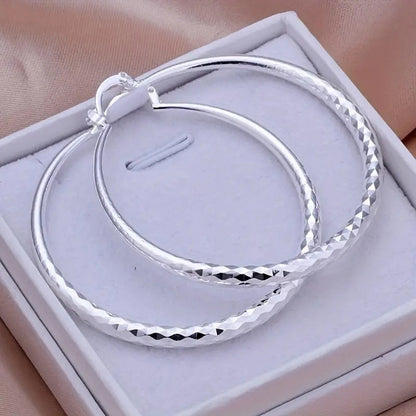 👑 KAUFEN SIE 1, BEKOMMEN SIE 1 GRATIS! 💎 Diamantgeschliffene Creolen – Strahlend, Zeitlos & Perfekt für Jeden Anlass ✨