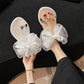 👡 50% RABATT! 🌸 Elegante Flachsandalen – Oversize Organza-Schleife & funkelnder Stein – Rutschfeste Sohle, 8 Größen, 4 Farben – perfekt für Strand & Stadt 🌊