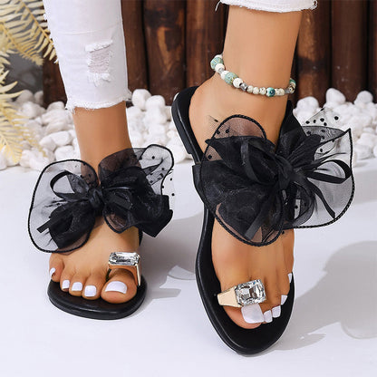 👡 50% RABATT! 🌸 Elegante Flachsandalen – Oversize Organza-Schleife & funkelnder Stein – Rutschfeste Sohle, 8 Größen, 4 Farben – perfekt für Strand & Stadt 🌊