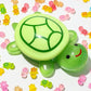🐢 50% RABATT! 🌙 Süßes Mini-Schildkröten-Spielzeug – Leuchtet im Dunkeln, weich & kindersicher – Perfekt für Badezeit & Kuschelstunden 🛁