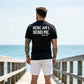 👕 50% RABATT! 😄 Herren Slogan-Print T-Shirt – Lässiger Rundhals, weiche Baumwolle & stylischer Spruch – Perfekt für Alltag & Freizeit ✨